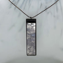 Load image into Gallery viewer, Vertical / Chameleon / Medium