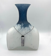 Load image into Gallery viewer, Vertical / Chameleon / Medium