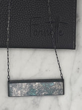 Load image into Gallery viewer, Horizontal / Chameleon / Large