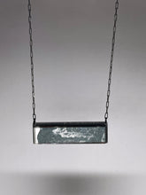 Load image into Gallery viewer, Horizontal / Chameleon / Medium