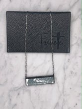 Load image into Gallery viewer, Horizontal / Chameleon / Medium