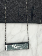 Load image into Gallery viewer, Horizontal / Chameleon / Medium