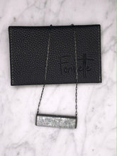 Load image into Gallery viewer, Horizontal / Pearl / Medium