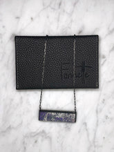 Load image into Gallery viewer, Horizontal / Violet / Medium